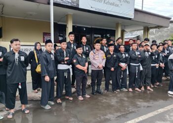 Polsek Gampengrejo Kawal Pembagian 1.000 Paket Takjil PSHT di Kediri